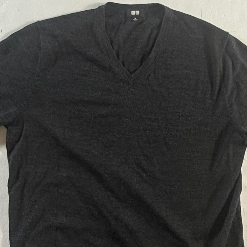 Uniqlo V-Neck Sweater Mens Medium Dark Gray Woolmark Pure New Wool Knit Pullover
